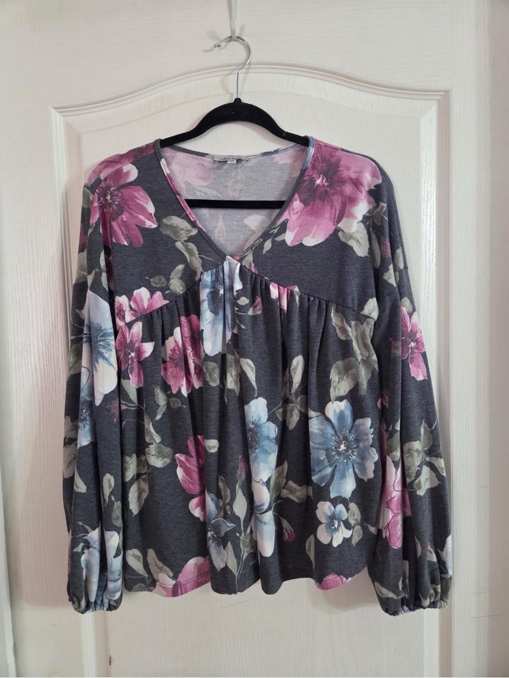 White Birch Women’s Gray Floral Boho Top Sz M. JY-1